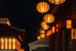 《守夜人档案》封面，深夜值班室的台灯与记事本
